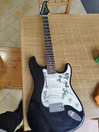 Guitarra Eléctrica Negra Firmada