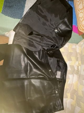 Falda de cuero negra