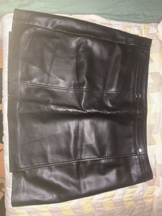 Falda de cuero negra