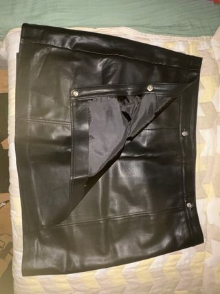 Falda de cuero negra