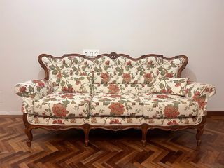 Conjunto de sofás de madera con estampado floral