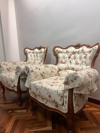 Conjunto de sofás de madera con estampado floral