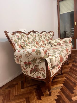 Conjunto de sofás de madera con estampado floral