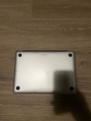 MacBook Pro 13” con cargador y caja incluidos