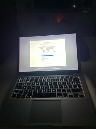 MacBook Pro 13” con cargador y caja incluidos