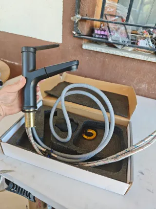 Grifo de lavabo negro con rociador extensible