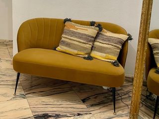 Sofá 2 plazas terciopelo mostaza