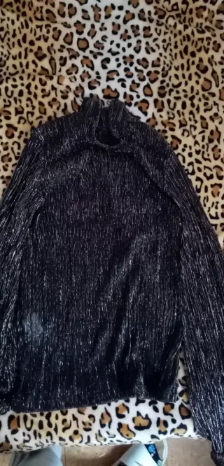 Blusa brillante cuello alto