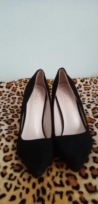 Zapatos de tacón negros de terciopelo