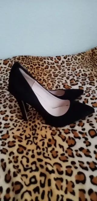 Zapatos de tacón negros de terciopelo