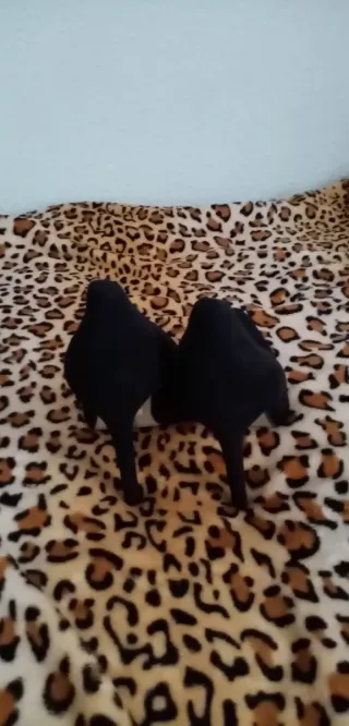 Zapatos de tacón negros de terciopelo