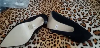 Zapatos de tacón negros de terciopelo