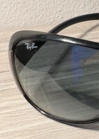 Occhiali Ray-Ban neri e grigi