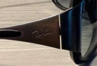 Occhiali Ray-Ban neri e grigi