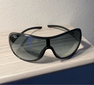 Occhiali Ray-Ban neri e grigi