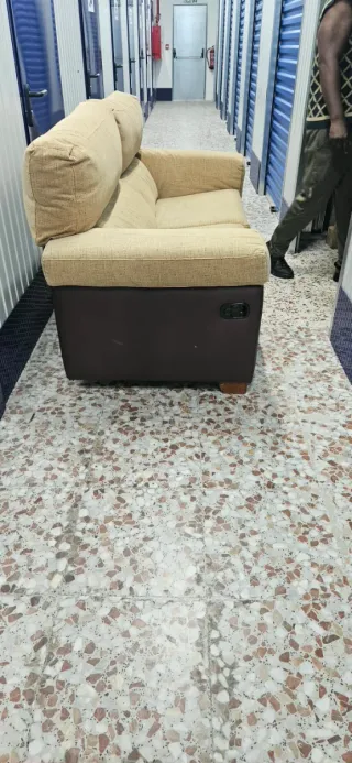 Sofá beige y marrón 2 plazas