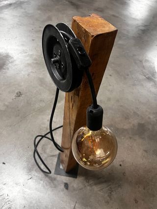 Lámpara de pie industrial madera y metal
