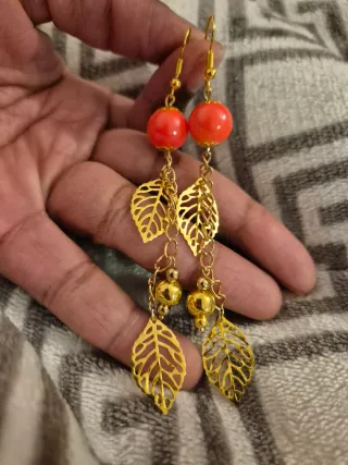 Pendientes artesanales coral y hojas doradas