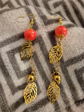 Pendientes artesanales coral y hojas doradas
