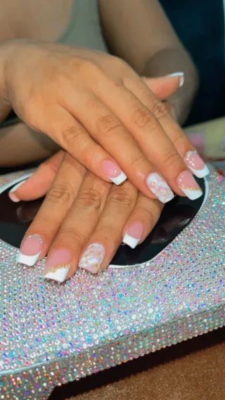 Busco trabajo como manicurista.