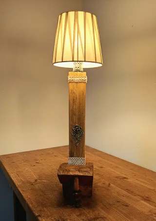 Lámpara artesanal de madera