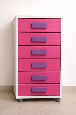 Cómoda moderna 6 cajones rosa y blanca 52x40x108cm