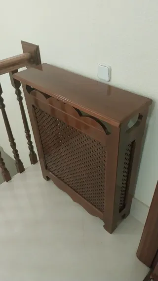 Mueble cubreradiador de madera maciza