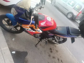 Honda CBR 125R Roja y Azul