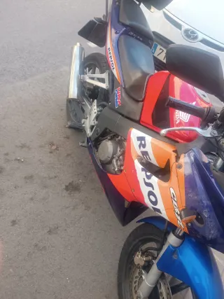 Honda CBR 125R Roja y Azul