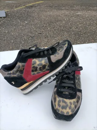 Zapatillas deportivas leopardo y detalles dorados