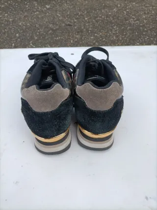 Zapatillas deportivas leopardo y detalles dorados