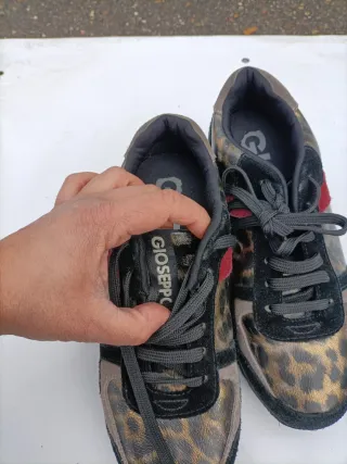 Zapatillas deportivas leopardo y detalles dorados
