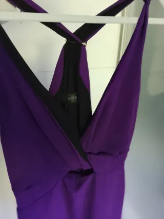 Vestido morado con escote cruzado