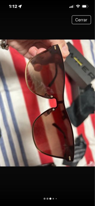 Gafas de sol doradas y negras