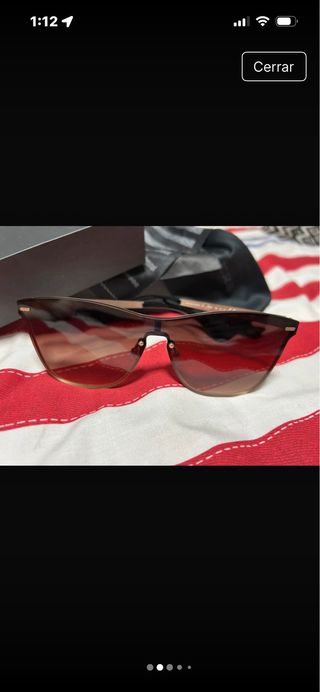 Gafas de sol doradas y negras