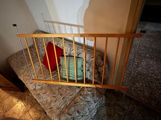 Cuna de madera con valla