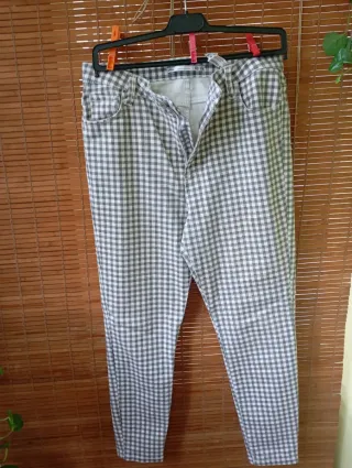 Pantalón cuadros mujer gris y blanco