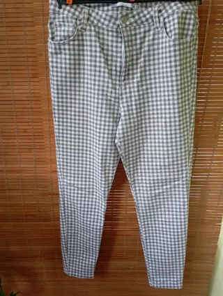 Pantalón cuadros mujer gris y blanco