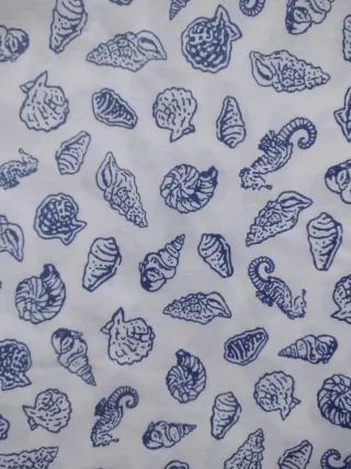 Tela con estampado de conchas marinas