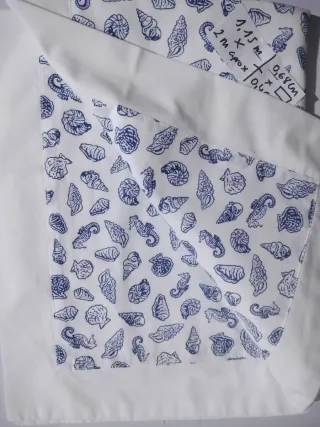 Tela con estampado de conchas marinas