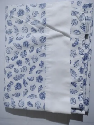 Tela con estampado de conchas marinas