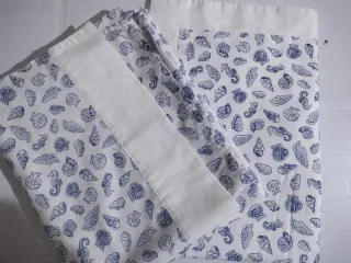 Tela con estampado de conchas marinas