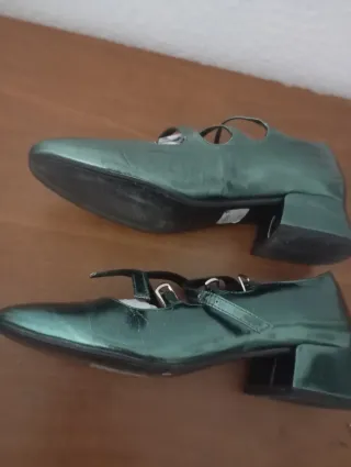 Zapatos verdes de mujer con tiras