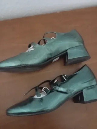 Zapatos verdes de mujer con tiras