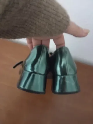 Zapatos verdes de mujer con tiras