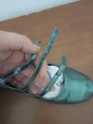 Zapatos verdes de mujer con tiras