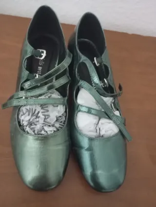 Zapatos verdes de mujer con tiras