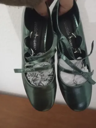 Zapatos verdes de mujer con tiras