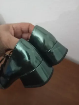 Zapatos verdes de mujer con tiras