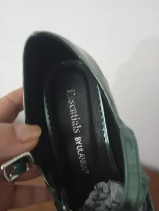 Zapatos verdes de mujer con tiras